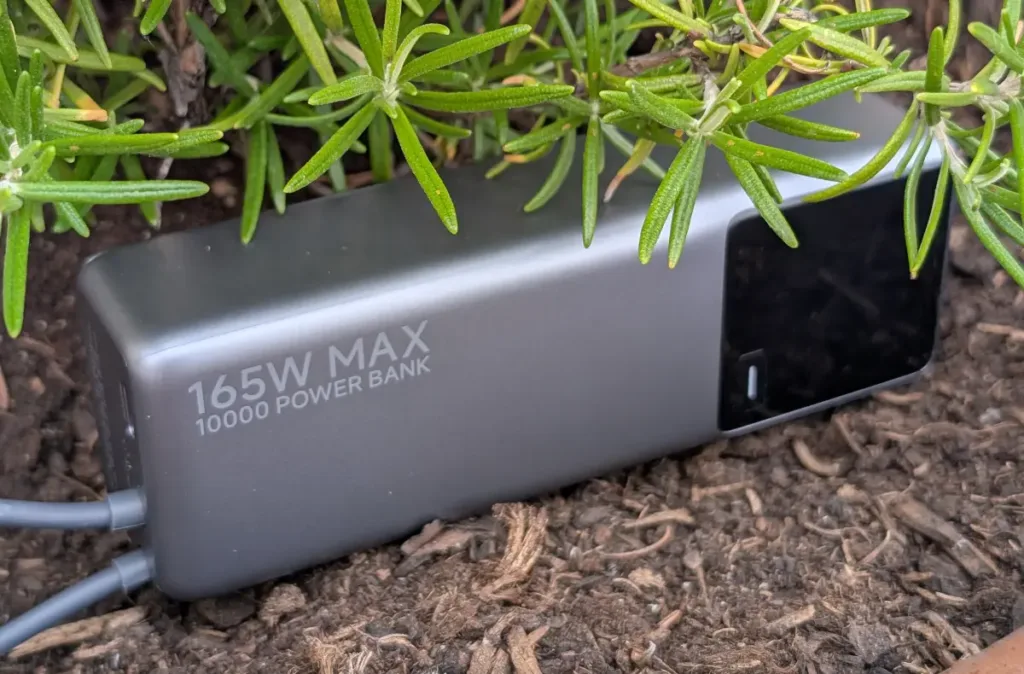 xiaomi 165W power bank 10000 integrated cable pod rostlinou na substratu