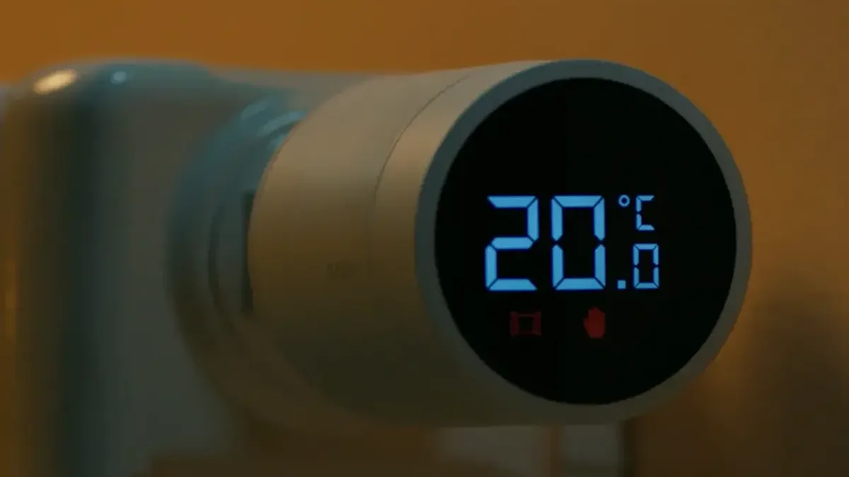 Termostatická hlavice Aqara Radiator Thermostat E1 nikdy nebyla levnější. Za 777 Kč nabízí nejen barevný displej