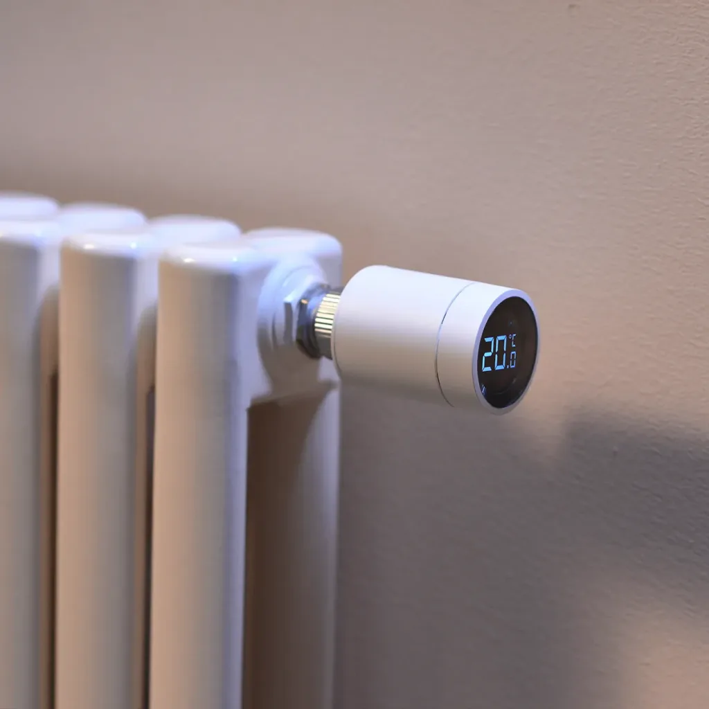 AQARA Radiator Thermostat E1 na radiatoru uhlopricne
