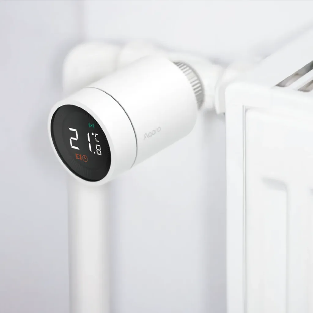 AQARA Radiator Thermostat E1 na radiatoru zblizka