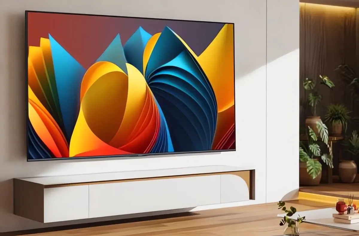 Hisense 55E79NQ v dekorovanem obyvaku