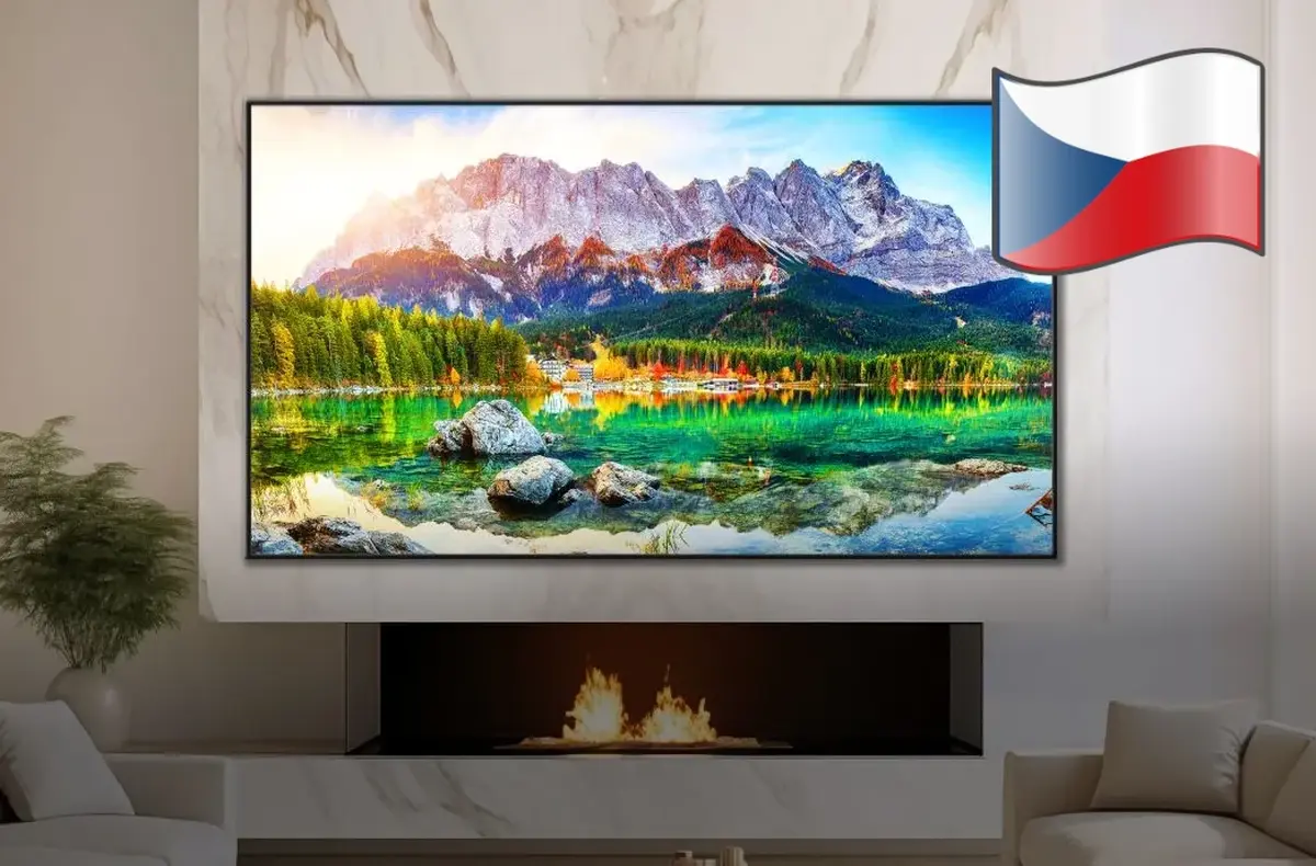 Hisense 55U6NQ v obyvaku nad krbem