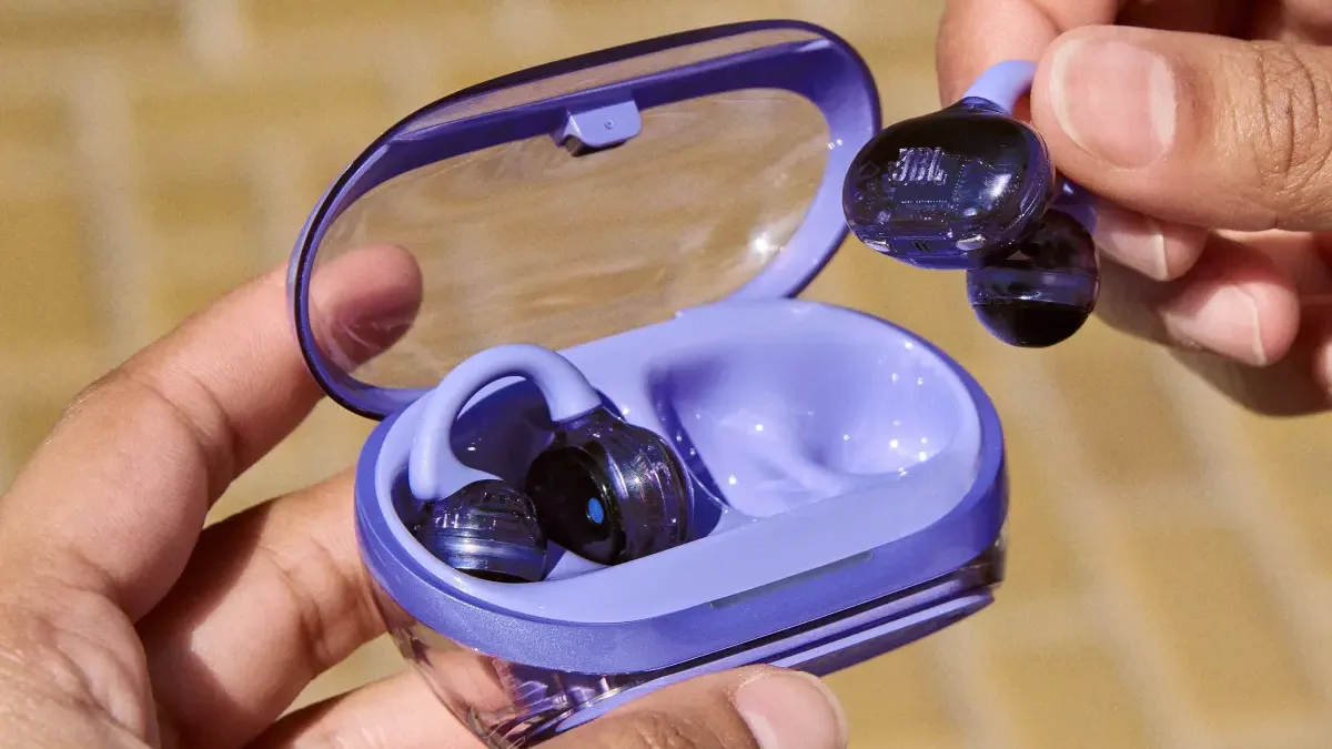 JBL se chytá trendu. Otevřená sluchátka Soundgear Clips mají netradiční design a výdrž až 8 hodin přehrávání