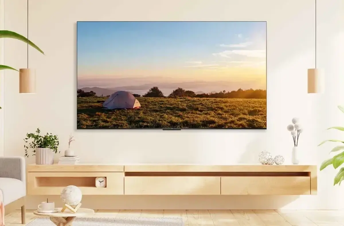 TCL 55V6B na zdi ve svetle mistnosti
