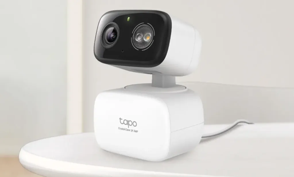 TP Link Tapo C216 na kulatem stole