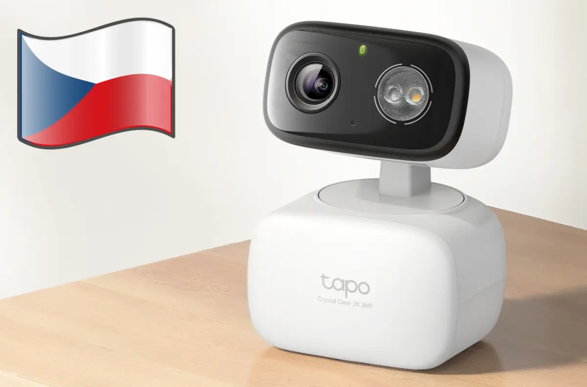 TP Link Tapo C216 na stole cesko