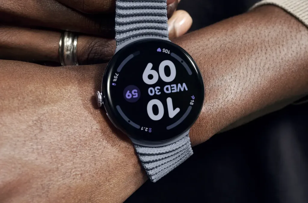 google pixel watch 4 na zapesti fialove