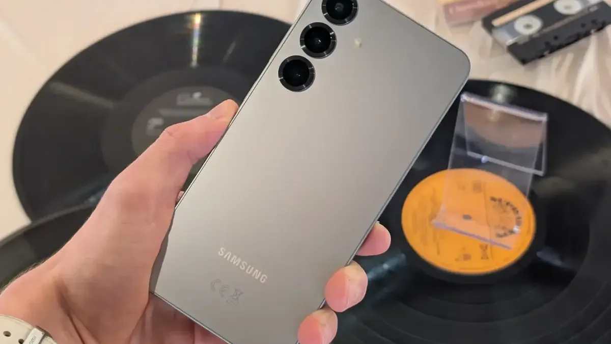 Takto bude vypadat Galaxy S25 FE. Samsung neuhlídal rendery