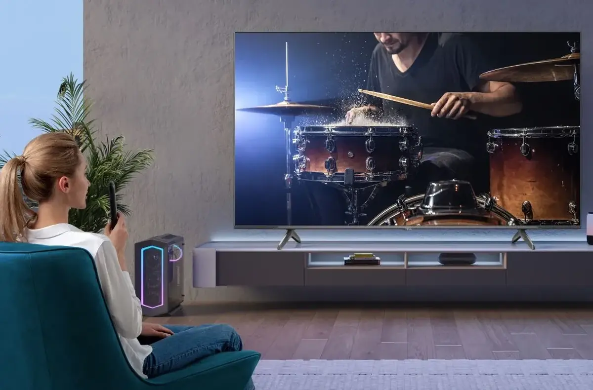 Hisense 55E77NQ PRO hrani her obyvak