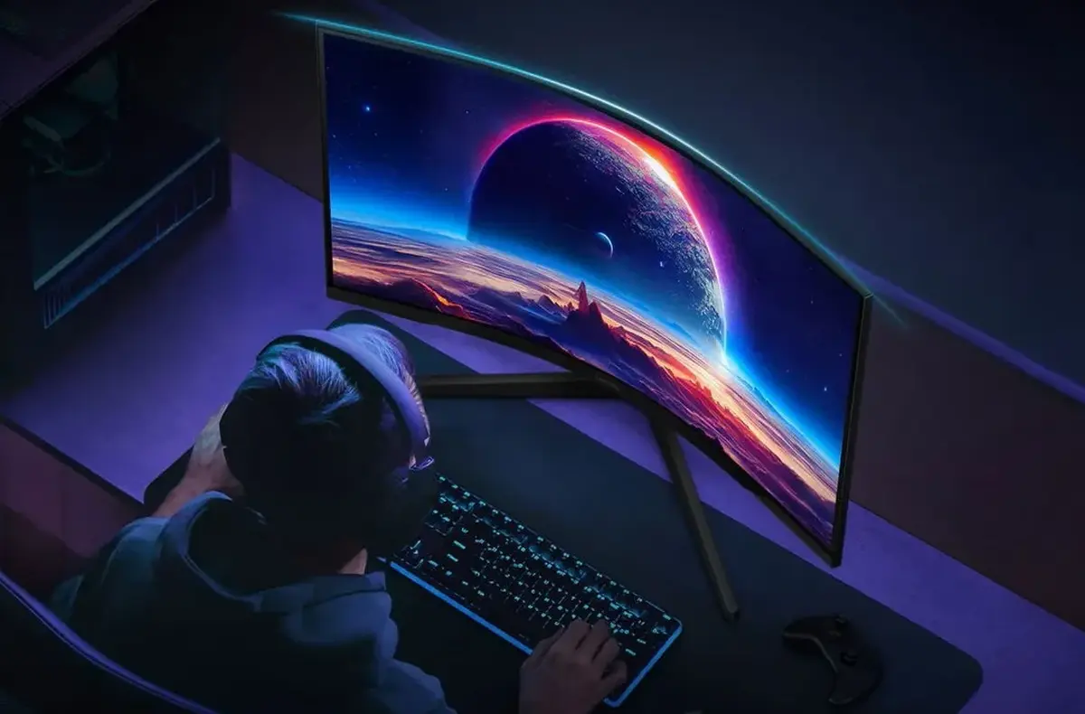Samsung Odyssey G55C na stole