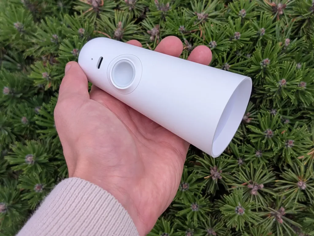Xiaomi Flexible Rechargeable Lamp v ruce nad jehlicim
