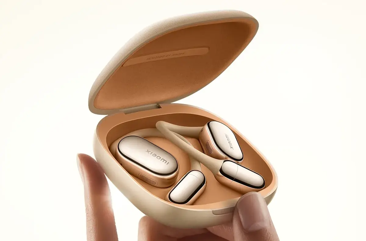 Xiaomi OpenWear Stereo Pro zlata krabicka se sluchatky v ruce