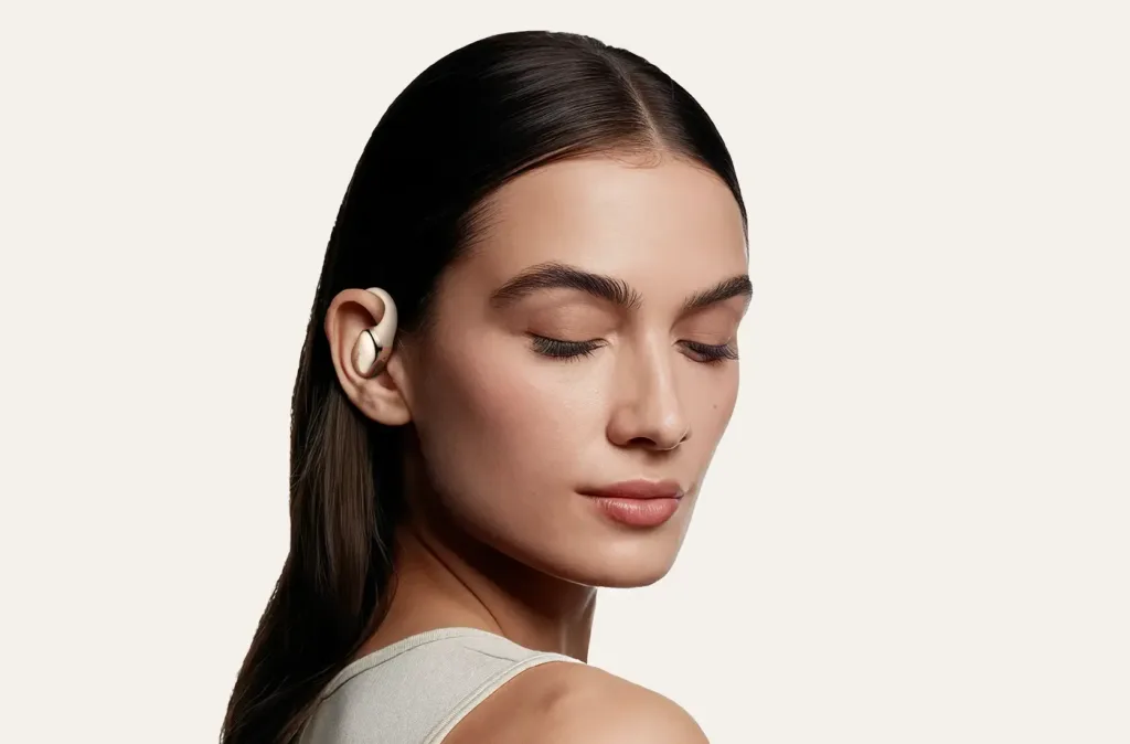 Xiaomi OpenWear Stereo Pro zlata v uchu zeny