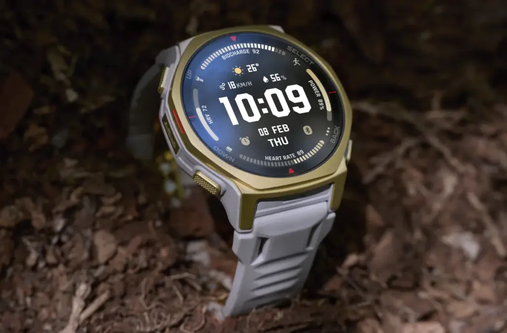 amazfit t rex 3 pro zlata displej drevene pozadi