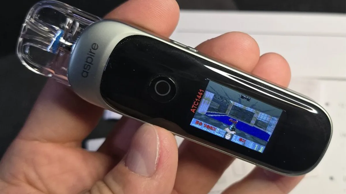 Hackeři zešíleli. Teď hrají kultovní střílečku i na elektronické cigaretě