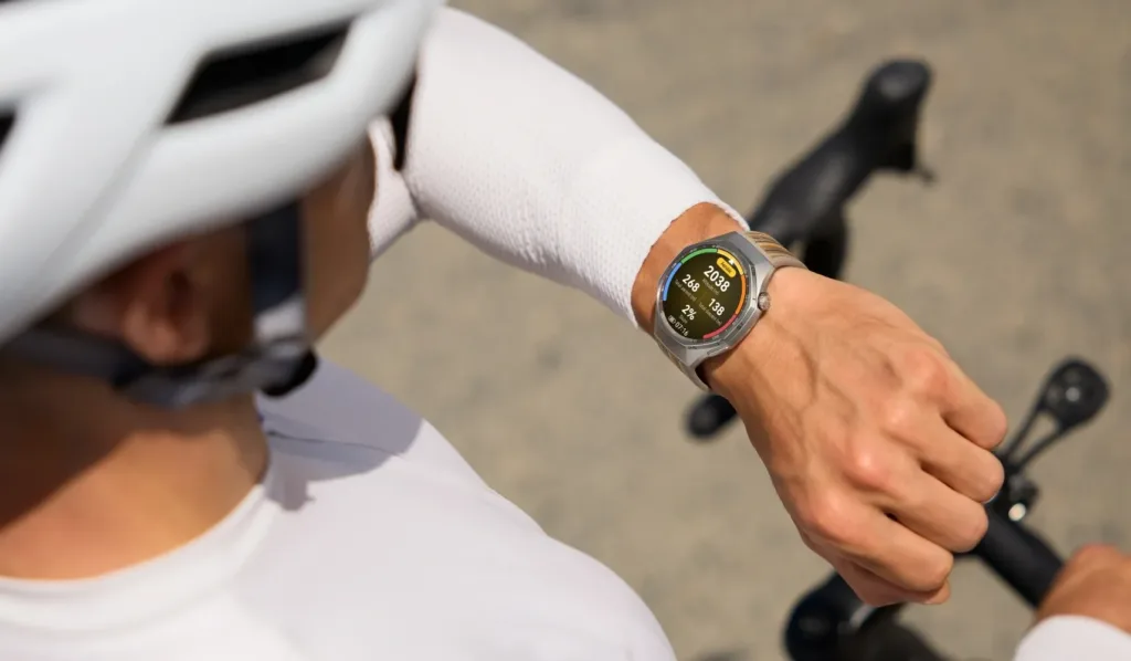 huawei watch gt 6 pro na ruce cyklisty