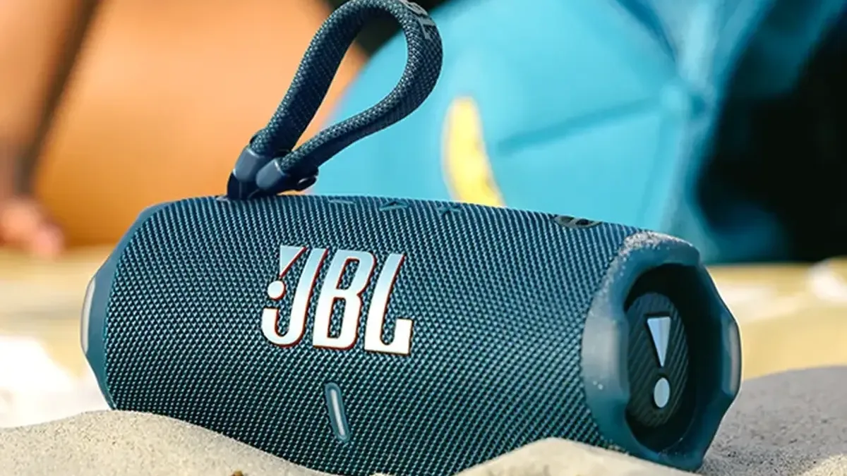 Populární repráček JBL Charge 6 pořád zlevňuje! Za 3 300 Kč nabízí vysokou odolnost, super výkon i umělou inteligenci