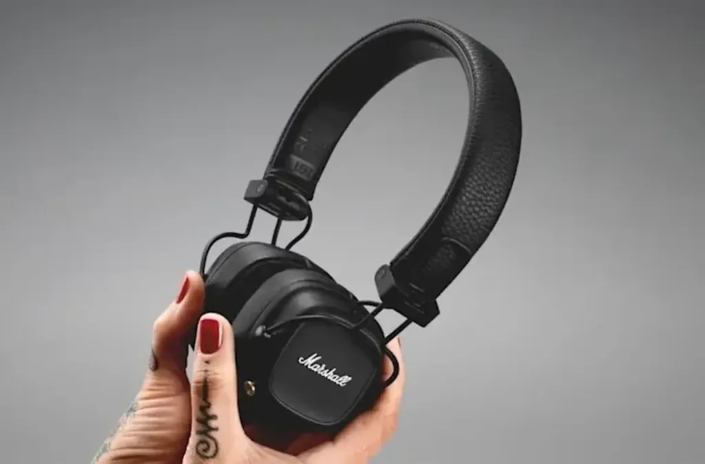 marshall major iv v rukou na sedem pozadi oficialni