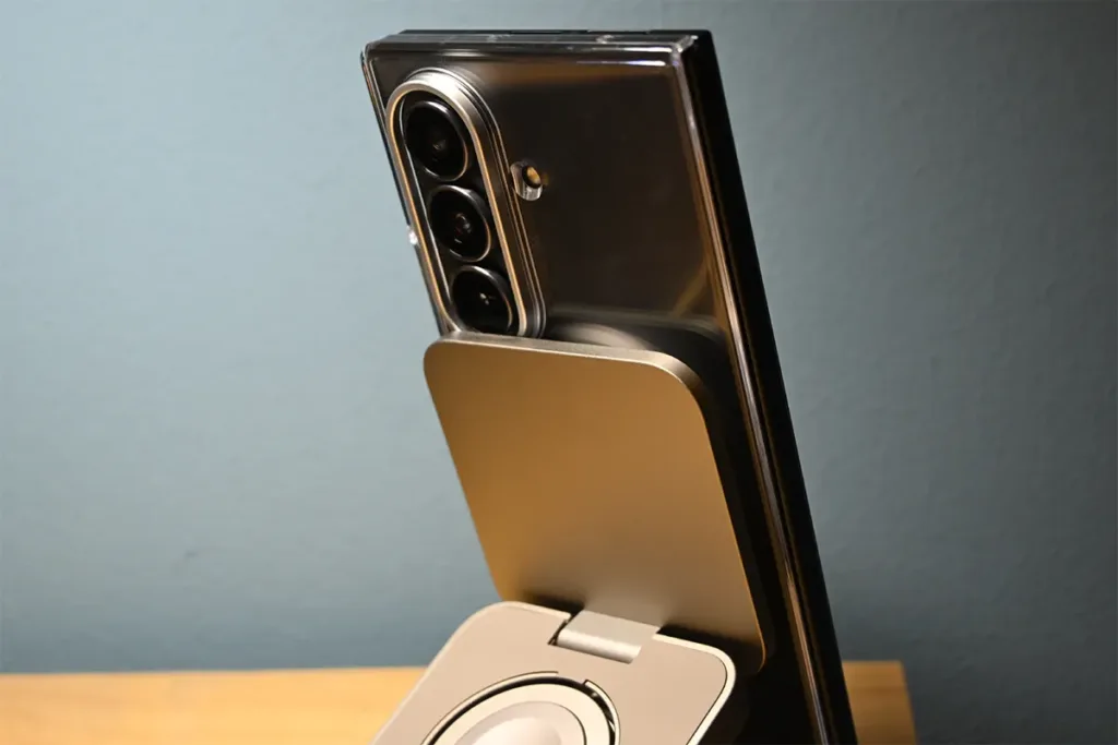 Novější model Qi2 nabíječky už tento problém nemá