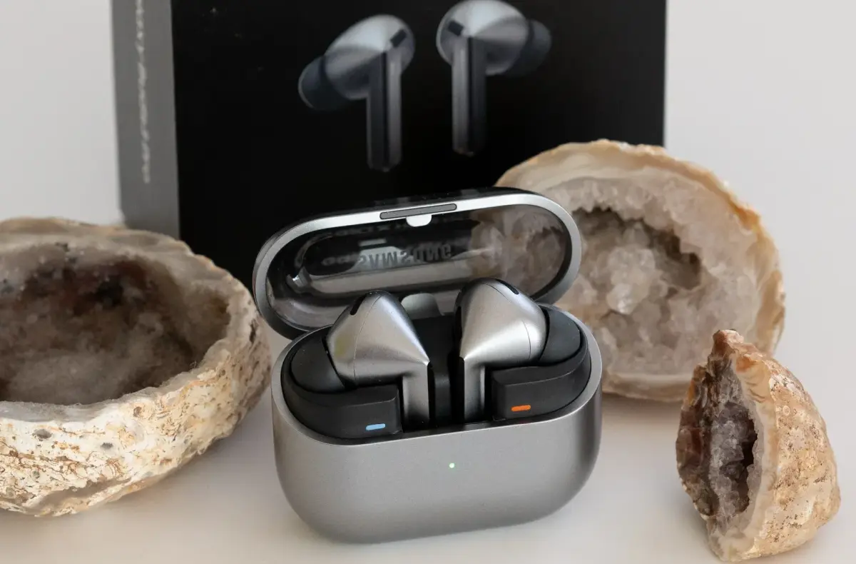 samsung galaxy buds3 v krabicce u kamenu