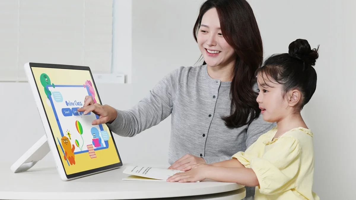 Samsung šokuje bizarním nápadem. Obří „tablet“ za 22 tisíc má baterku a běží na Tizenu