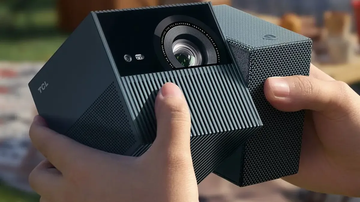 TCL do Česka přinese tři nové projektory. Všechny jsou snadno přenosné a mají Google TV
