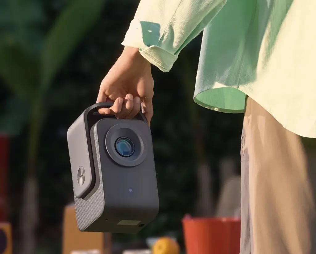 tcl projector c1 v ruce venku