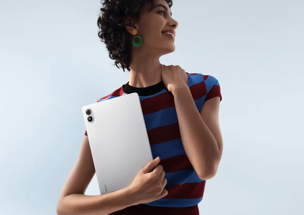 xiaomi redmi pad 2 pro stribrna v ruce zeny