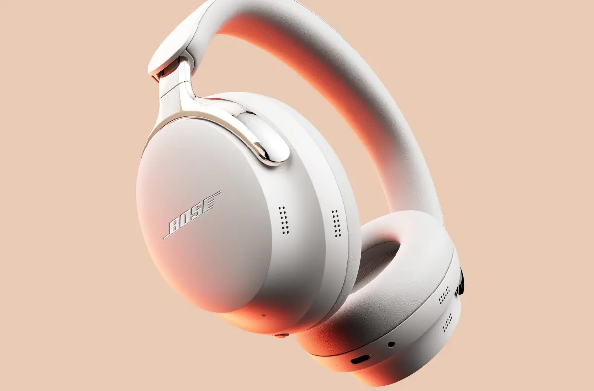 Bose QuietComfort Ultra Headphones 2nd Gen bila na ruzovem pozadi