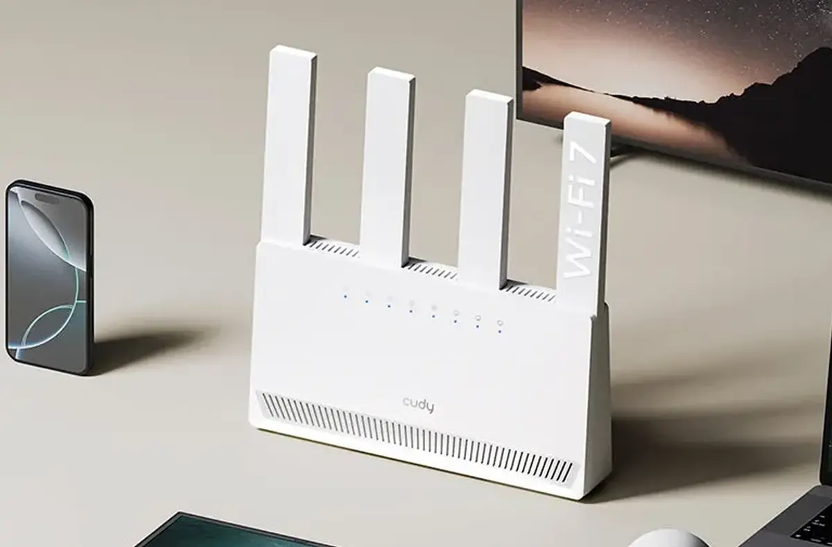 CUDY BE3600 Gigabit Wi Fi 7 Router se zarizenimi kolem sebe