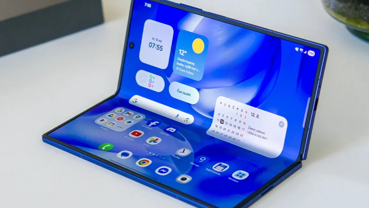 Ten vypadá skvěle! Samsung právě ukázal ohebný telefon se dvěma panty