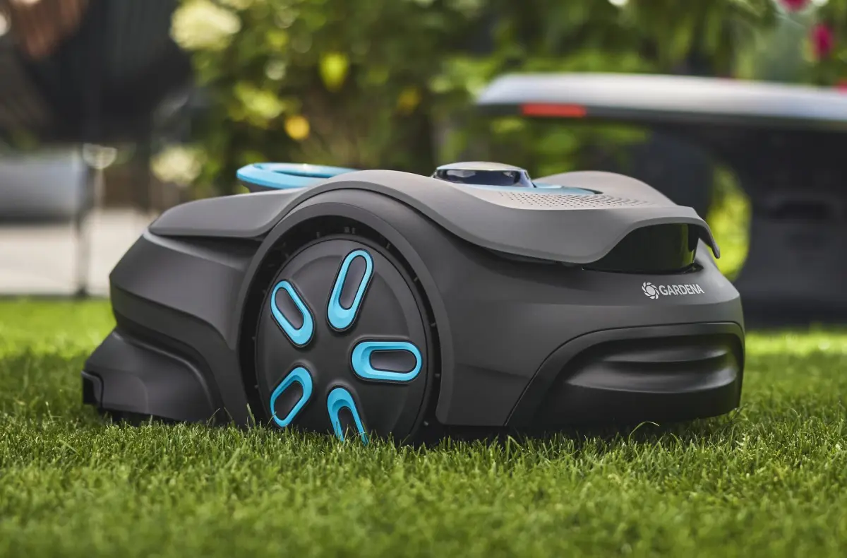 GARDENA smart SILENO sense roboticka sekacka na travniku