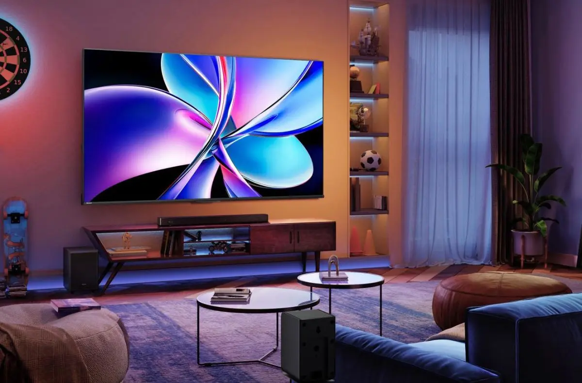 Hisense 55E7Q PRO v zatemnenem obyvaku