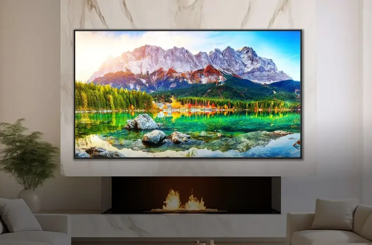 Hisense 75U6NQ na stene v obyvaku