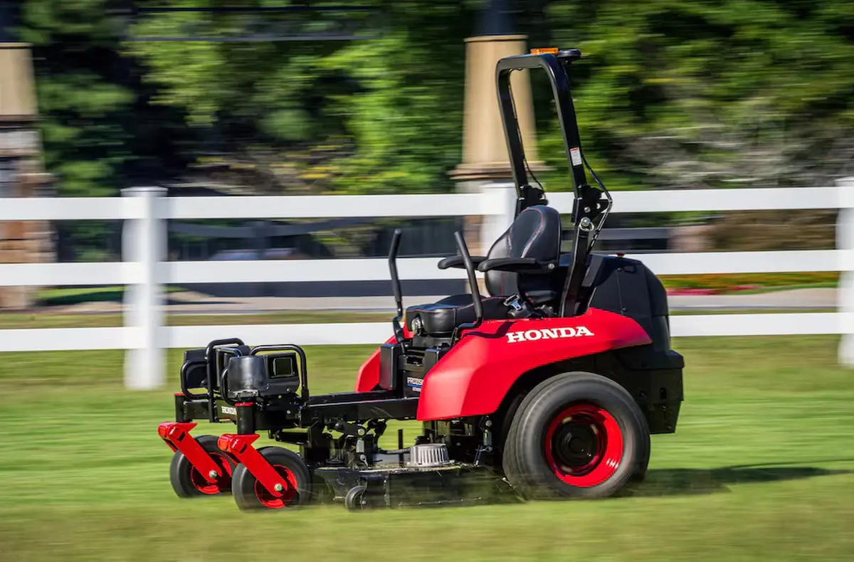 Honda ProZision Autonomous venku u plotu