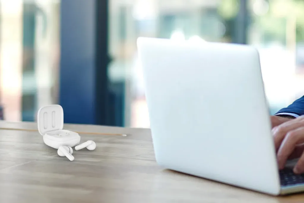 LAMAX NeoPods1 ANC vedle notebooku