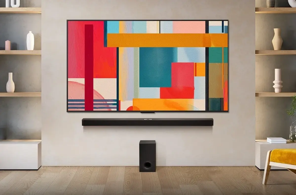 LG 65QNED85A6C se soundbarem na stene