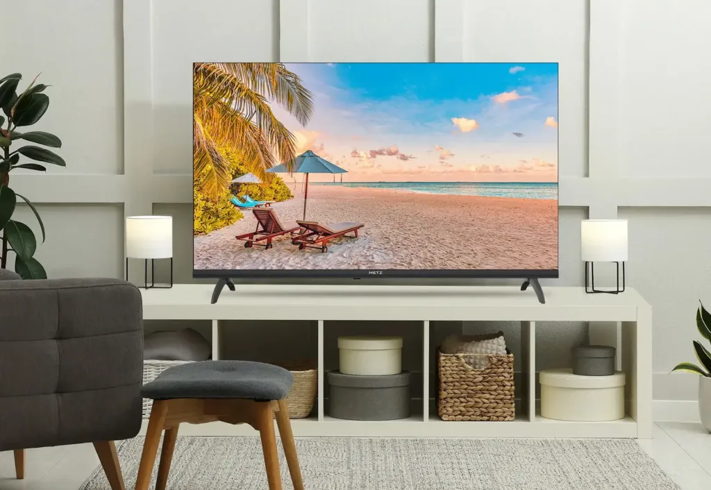 Metz 32MQF7000Z v modernim svetlem obyvaku ilustrace