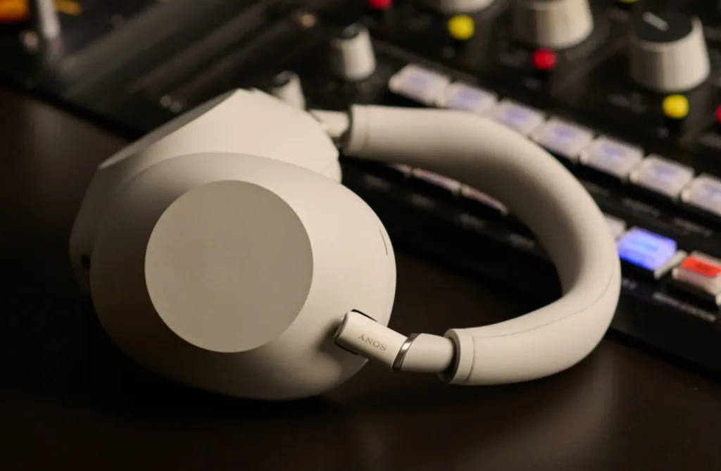 Sony Noise Cancelling WH 1000XM6 bila ve studiu