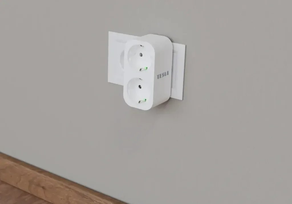Tesla Smart Plug Dual SD300 ve stene z boku