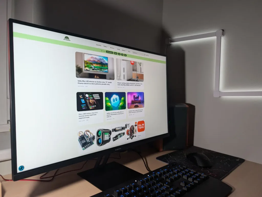 Xiaomi 2K Monitor A27Qi na stole