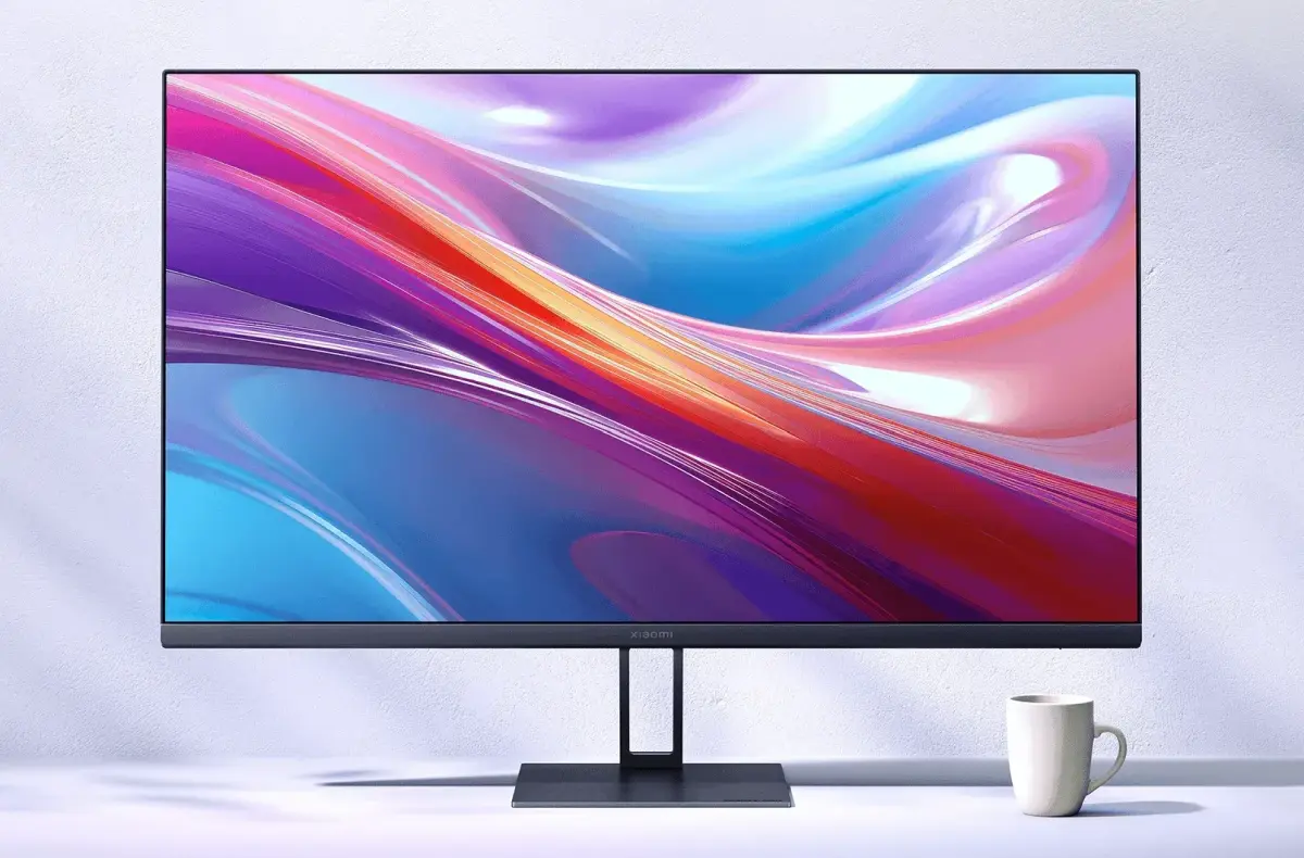 Xiaomi 2K Monitor A27Qi na stole s hrnickem oficialni