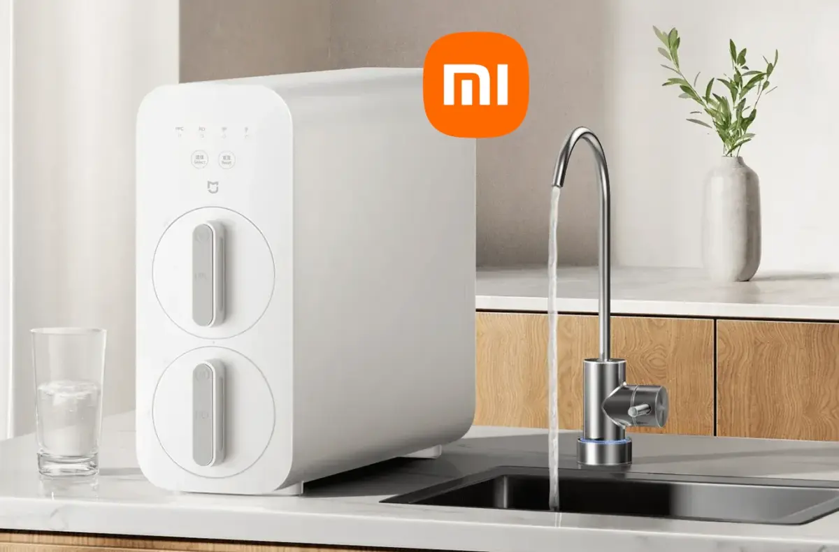 Xiaomi Mijia Smart Water Purifier N800G jednotka vedle drezu s kohoutkem