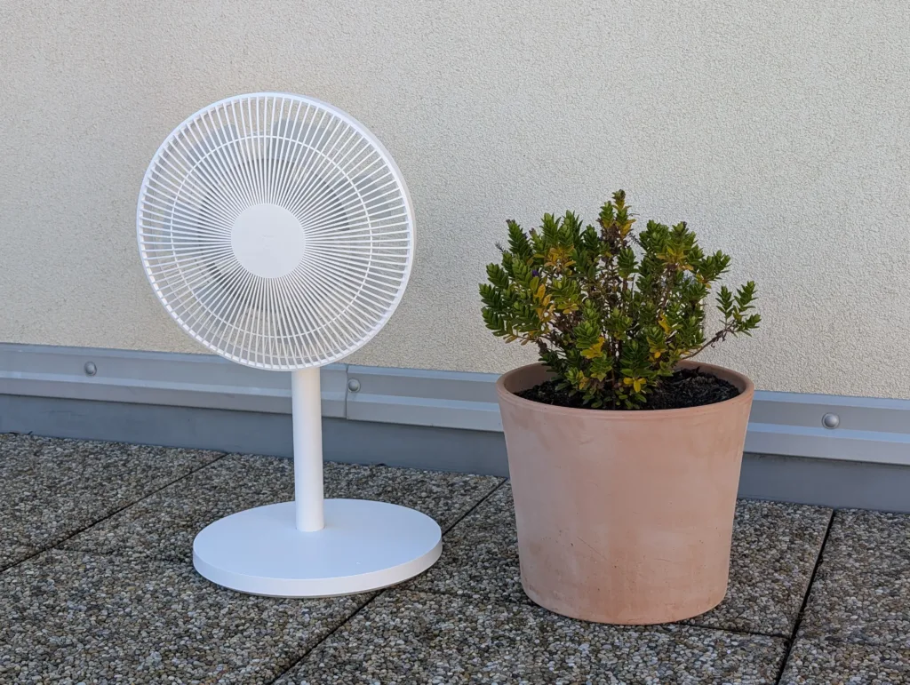 Xiaomi Smart Standing Fan 2 Pro zmenseny vedle kvetinace