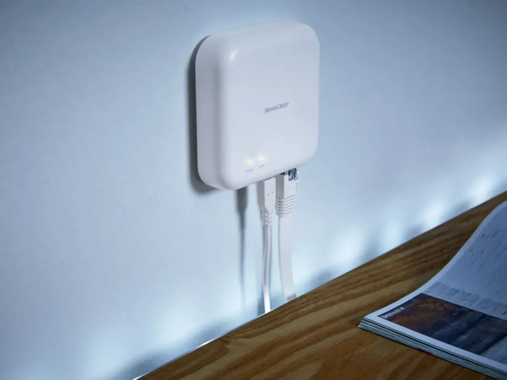 Zigbee 3.0 Smart Home centralni jednotka SGWZ 1 A2 na stene s pripojenymi kabely