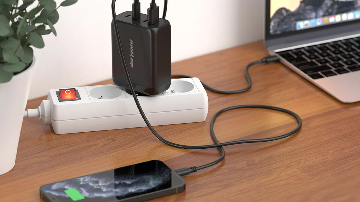 Alza nabízí 200W nabíječku za super cenu! Nabije MacBook, tablet a dva telefony najednou
