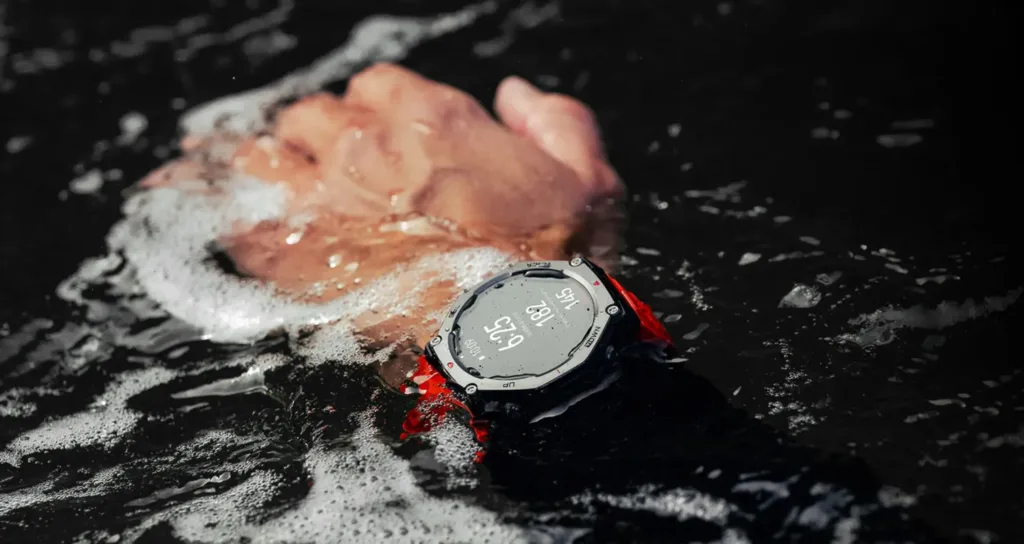 amazfit t rex 3 na ruce ve vode