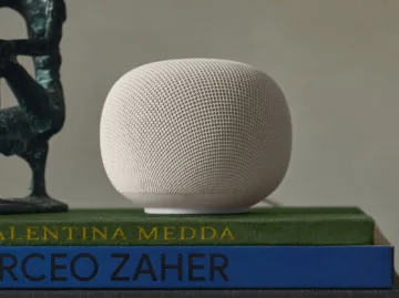 google home speaker na knihach bezova