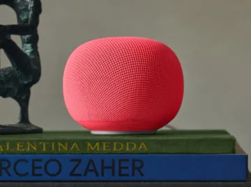 google home speaker na knihach cervena