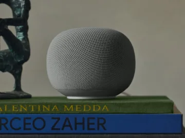 google home speaker na knihach seda